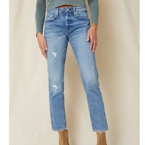 AMO Tomboy Crop Jeans with distressing in Air rinse